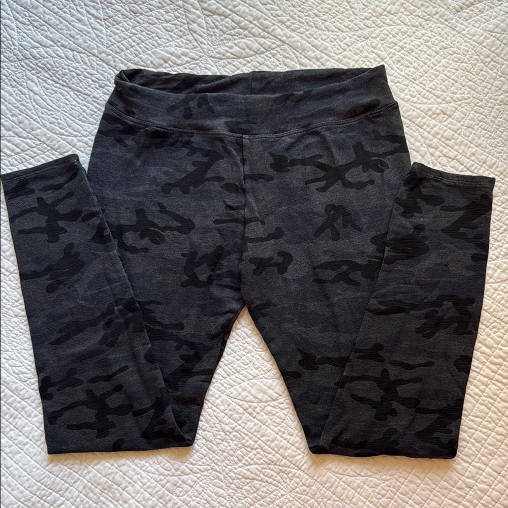 Women’s Sundry Camo Joggers Size L